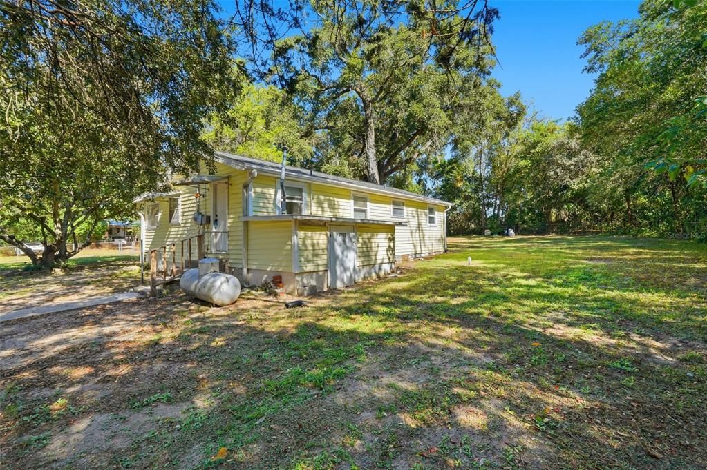 Active With Contract: $165,000 (2 beds, 1 baths, 800 Square Feet)