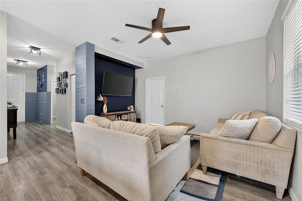 For Sale: $320,000 (3 beds, 2 baths, 1489 Square Feet)