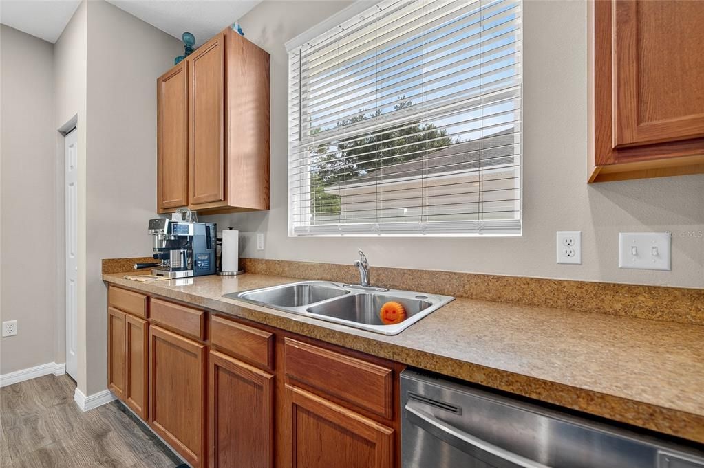 For Sale: $320,000 (3 beds, 2 baths, 1489 Square Feet)