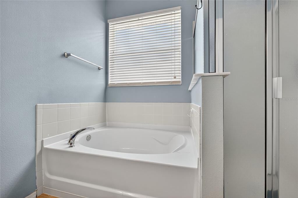 For Sale: $320,000 (3 beds, 2 baths, 1489 Square Feet)