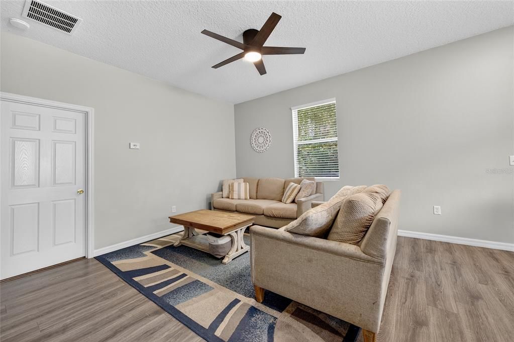 For Sale: $320,000 (3 beds, 2 baths, 1489 Square Feet)