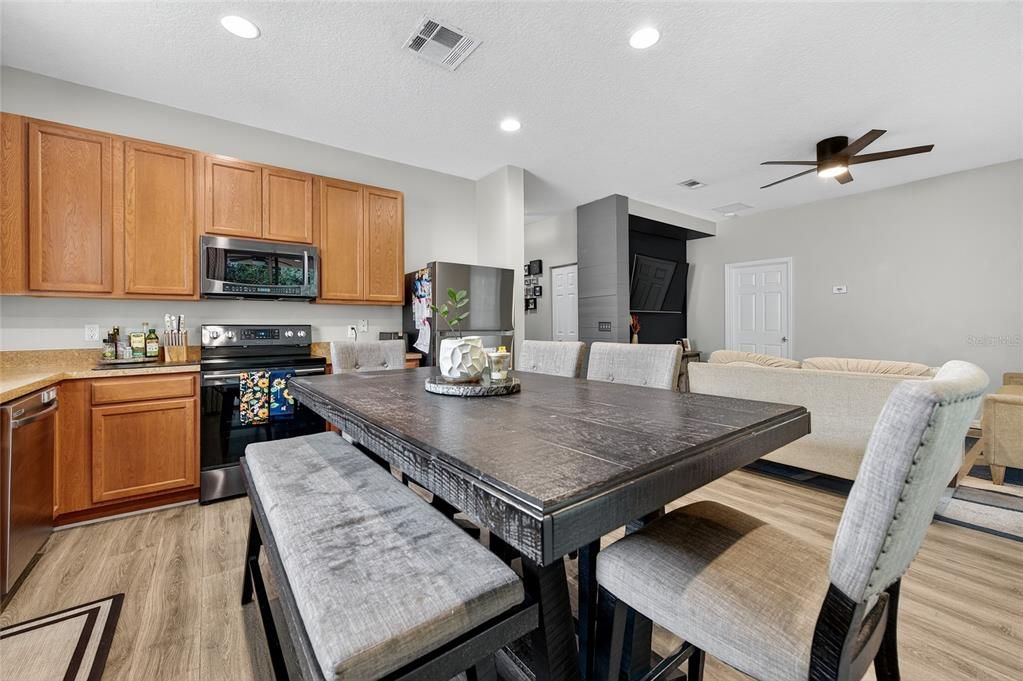 For Sale: $320,000 (3 beds, 2 baths, 1489 Square Feet)