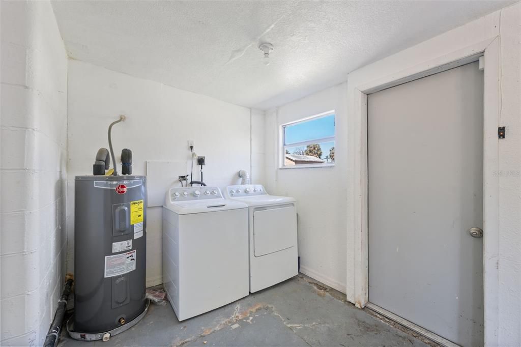 For Sale: $195,000 (2 beds, 1 baths, 720 Square Feet)