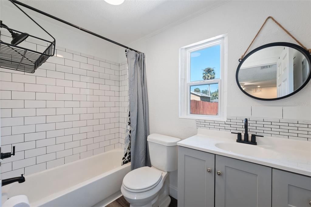 For Sale: $195,000 (2 beds, 1 baths, 720 Square Feet)