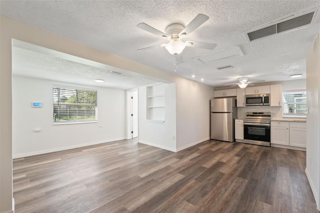 For Sale: $195,000 (2 beds, 1 baths, 720 Square Feet)