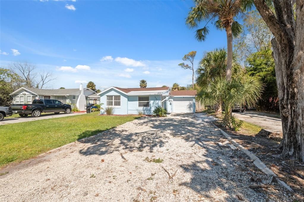 For Sale: $195,000 (2 beds, 1 baths, 720 Square Feet)