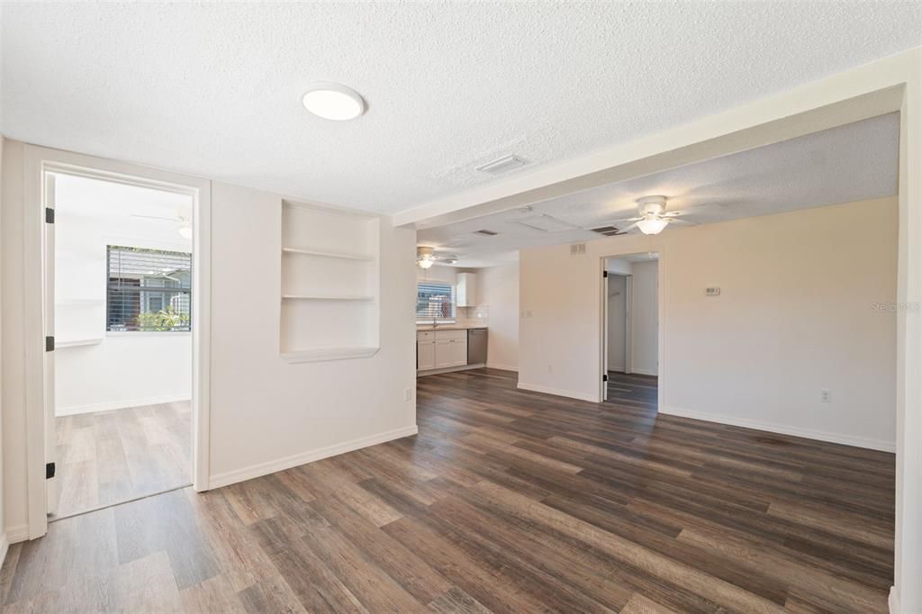 For Sale: $195,000 (2 beds, 1 baths, 720 Square Feet)