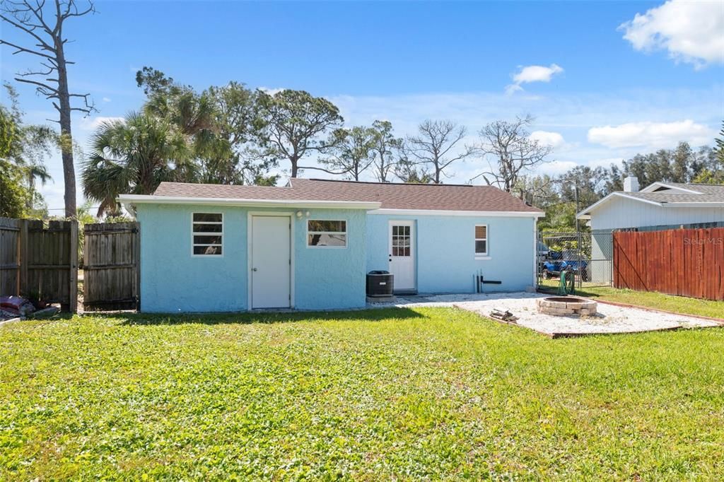 For Sale: $195,000 (2 beds, 1 baths, 720 Square Feet)