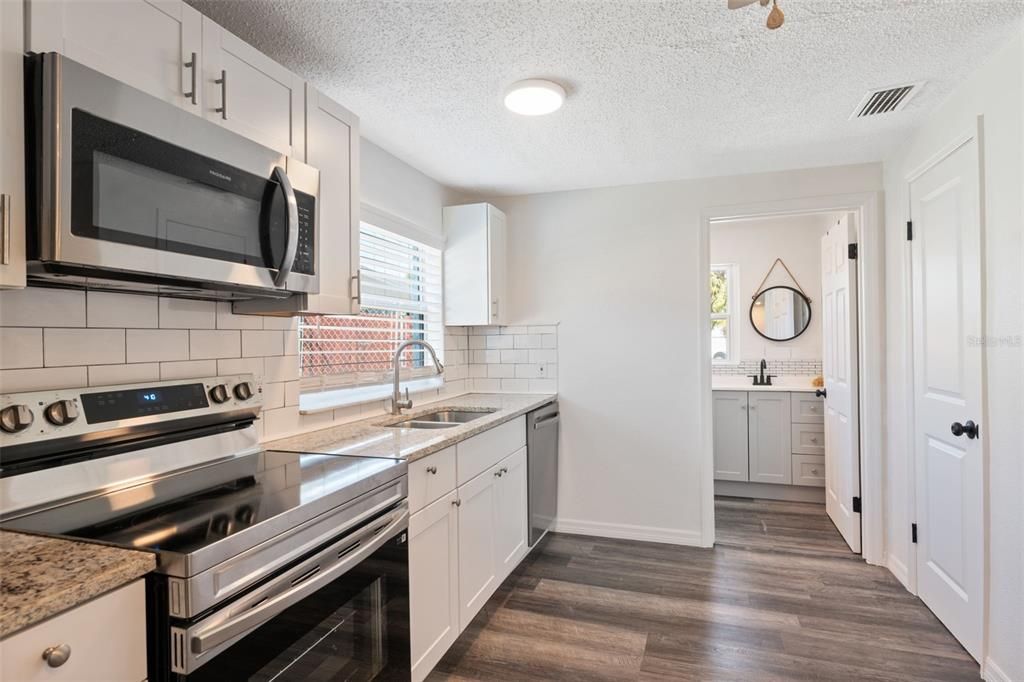 For Sale: $195,000 (2 beds, 1 baths, 720 Square Feet)