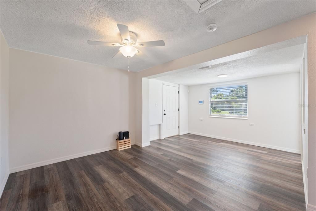 For Sale: $195,000 (2 beds, 1 baths, 720 Square Feet)