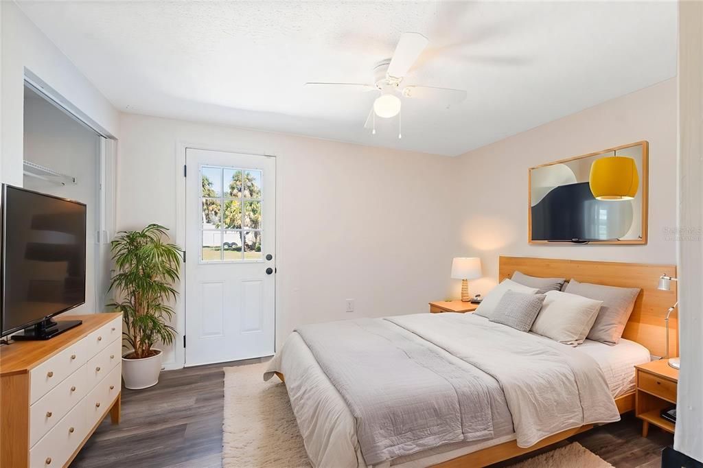 For Sale: $195,000 (2 beds, 1 baths, 720 Square Feet)