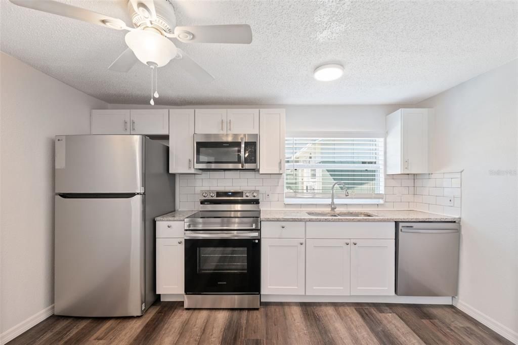 For Sale: $195,000 (2 beds, 1 baths, 720 Square Feet)