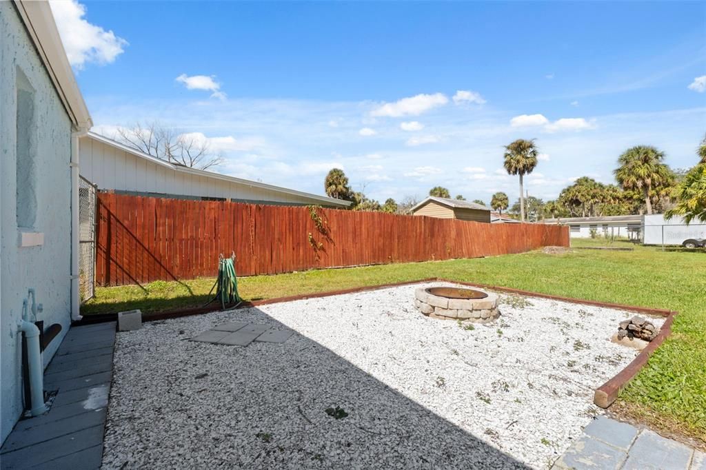 For Sale: $195,000 (2 beds, 1 baths, 720 Square Feet)