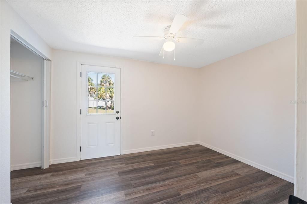 For Sale: $195,000 (2 beds, 1 baths, 720 Square Feet)