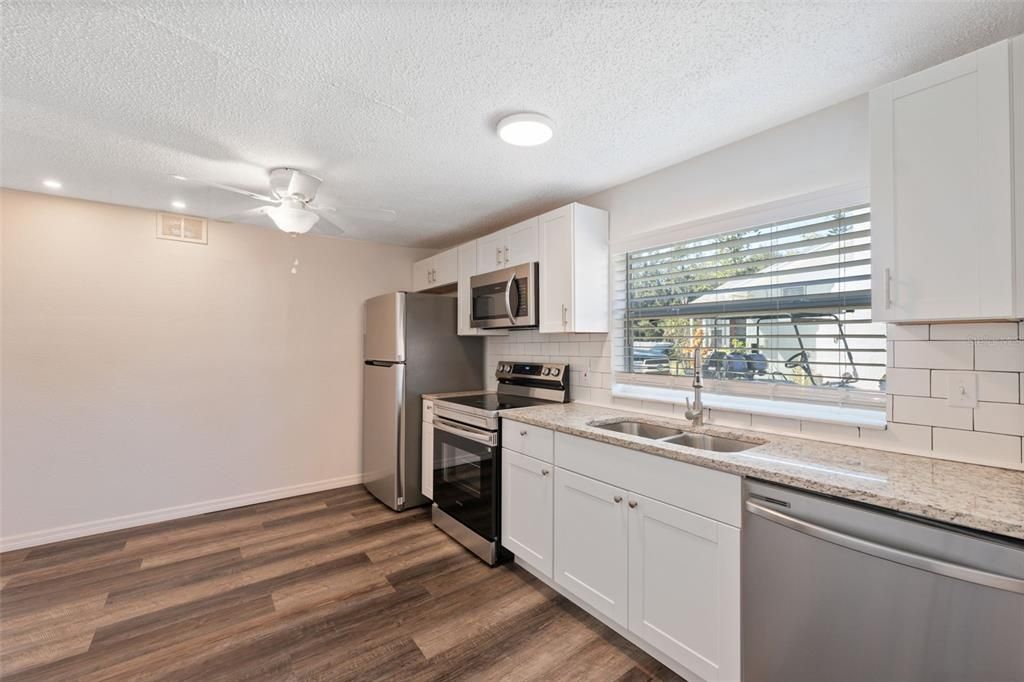 For Sale: $195,000 (2 beds, 1 baths, 720 Square Feet)