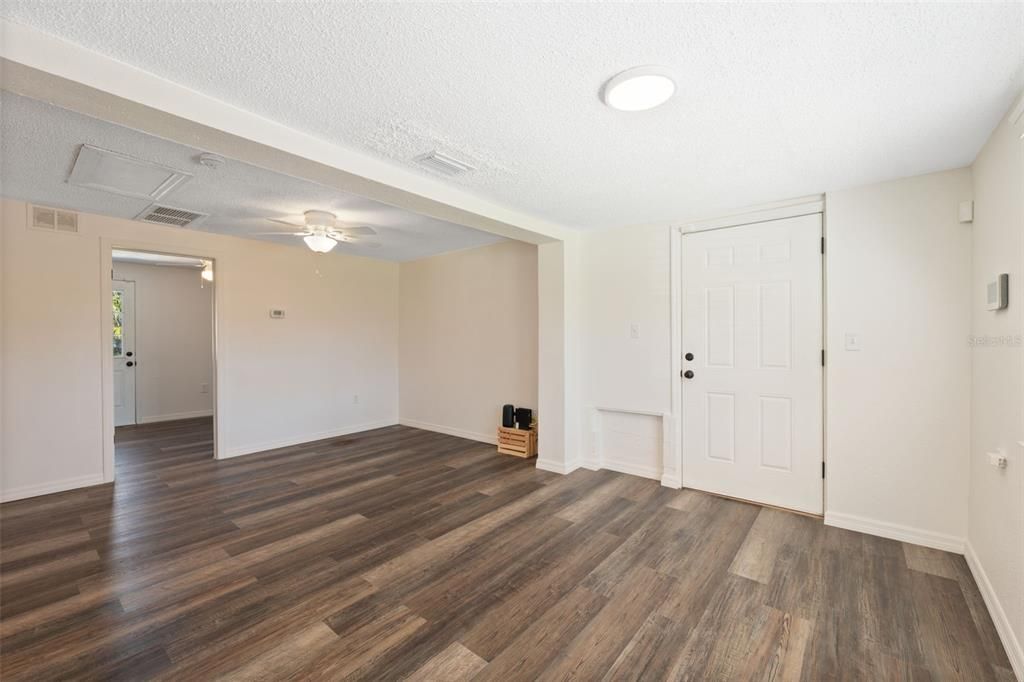 For Sale: $195,000 (2 beds, 1 baths, 720 Square Feet)