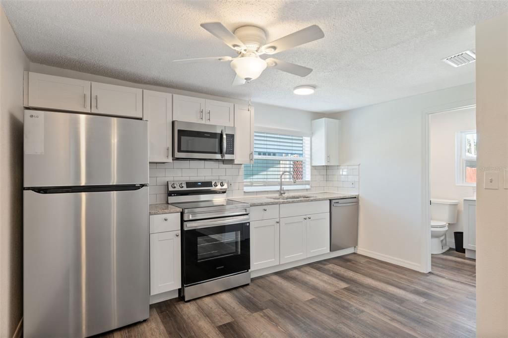 For Sale: $195,000 (2 beds, 1 baths, 720 Square Feet)