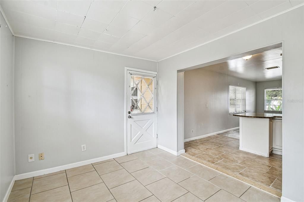 Active With Contract: $315,000 (3 beds, 1 baths, 1045 Square Feet)