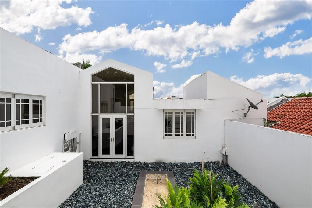 En Venta: $1,425,000 (5 camas, 4 baños, 4300 Pies cuadrados)