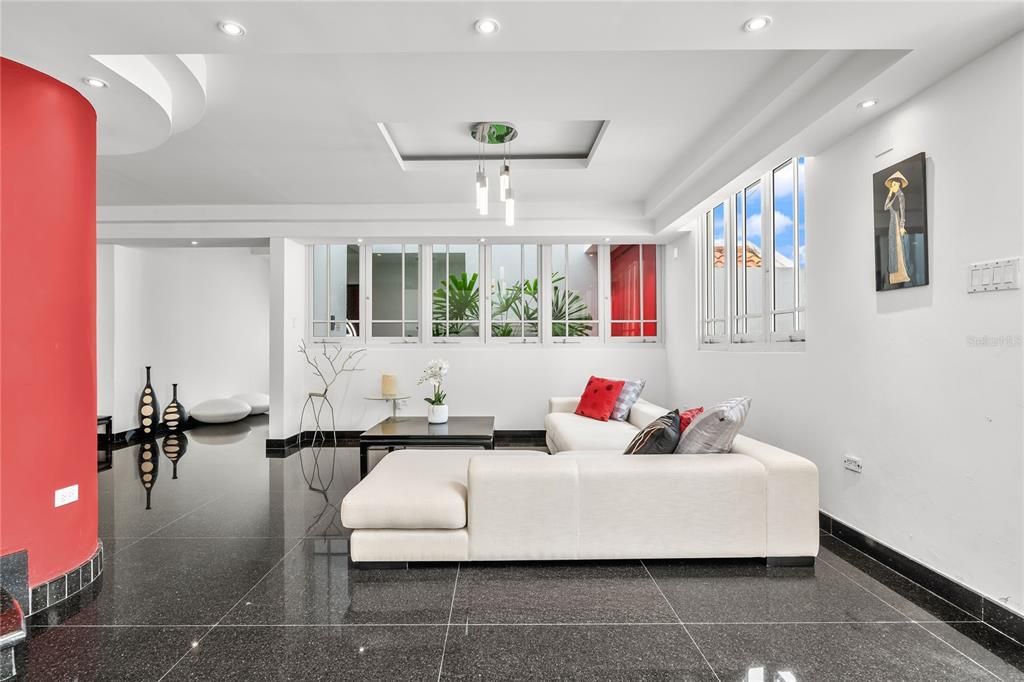 En Venta: $1,425,000 (5 camas, 4 baños, 4300 Pies cuadrados)