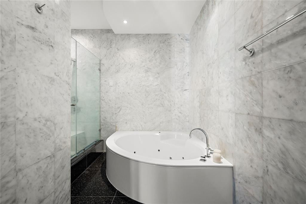 En Venta: $1,425,000 (5 camas, 4 baños, 4300 Pies cuadrados)