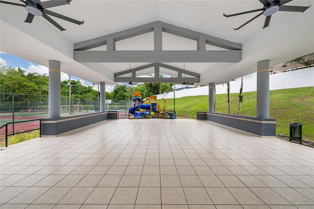 En Venta: $1,425,000 (5 camas, 4 baños, 4300 Pies cuadrados)