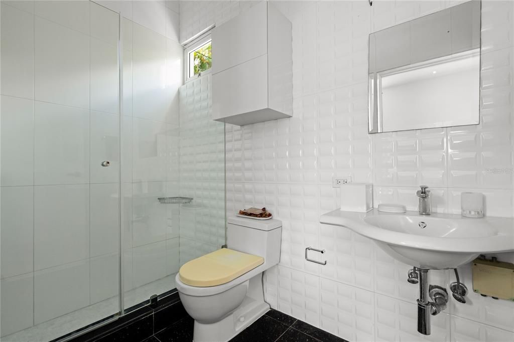 En Venta: $1,425,000 (5 camas, 4 baños, 4300 Pies cuadrados)