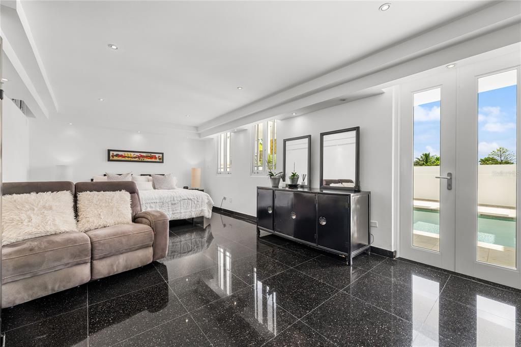 En Venta: $1,425,000 (5 camas, 4 baños, 4300 Pies cuadrados)