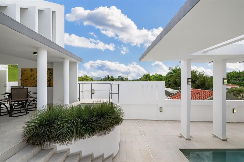 En Venta: $1,425,000 (5 camas, 4 baños, 4300 Pies cuadrados)