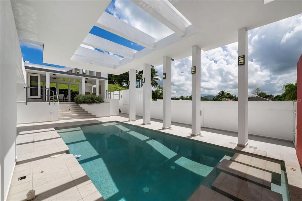 En Venta: $1,425,000 (5 camas, 4 baños, 4300 Pies cuadrados)