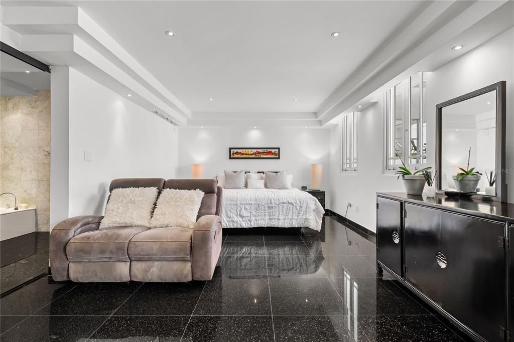 En Venta: $1,425,000 (5 camas, 4 baños, 4300 Pies cuadrados)