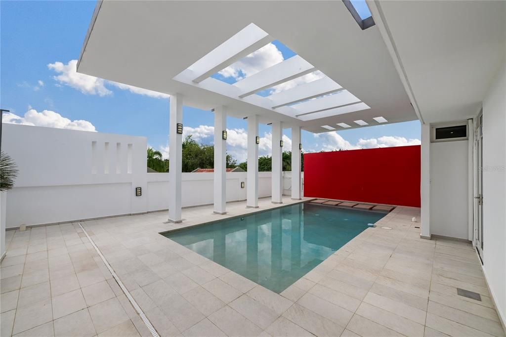 En Venta: $1,425,000 (5 camas, 4 baños, 4300 Pies cuadrados)