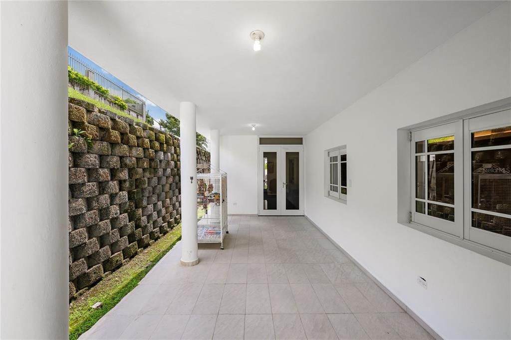 En Venta: $1,425,000 (5 camas, 4 baños, 4300 Pies cuadrados)