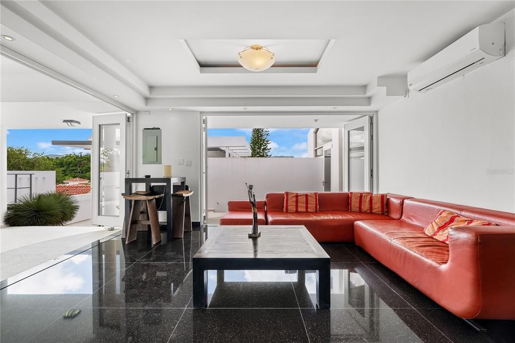 En Venta: $1,425,000 (5 camas, 4 baños, 4300 Pies cuadrados)