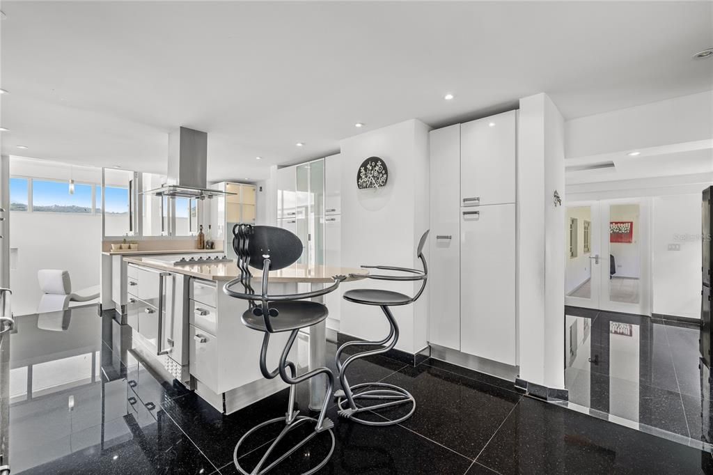 En Venta: $1,425,000 (5 camas, 4 baños, 4300 Pies cuadrados)