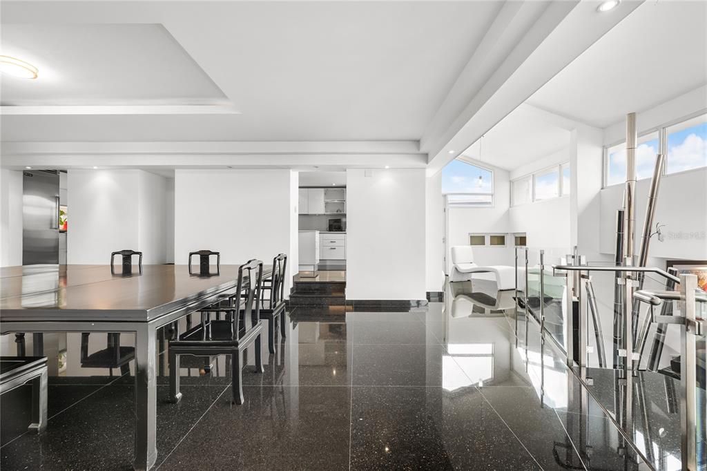 En Venta: $1,425,000 (5 camas, 4 baños, 4300 Pies cuadrados)