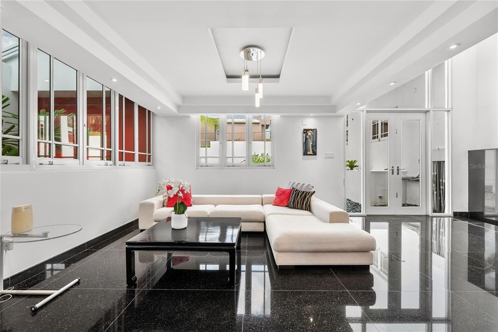 En Venta: $1,425,000 (5 camas, 4 baños, 4300 Pies cuadrados)