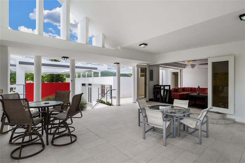 En Venta: $1,425,000 (5 camas, 4 baños, 4300 Pies cuadrados)