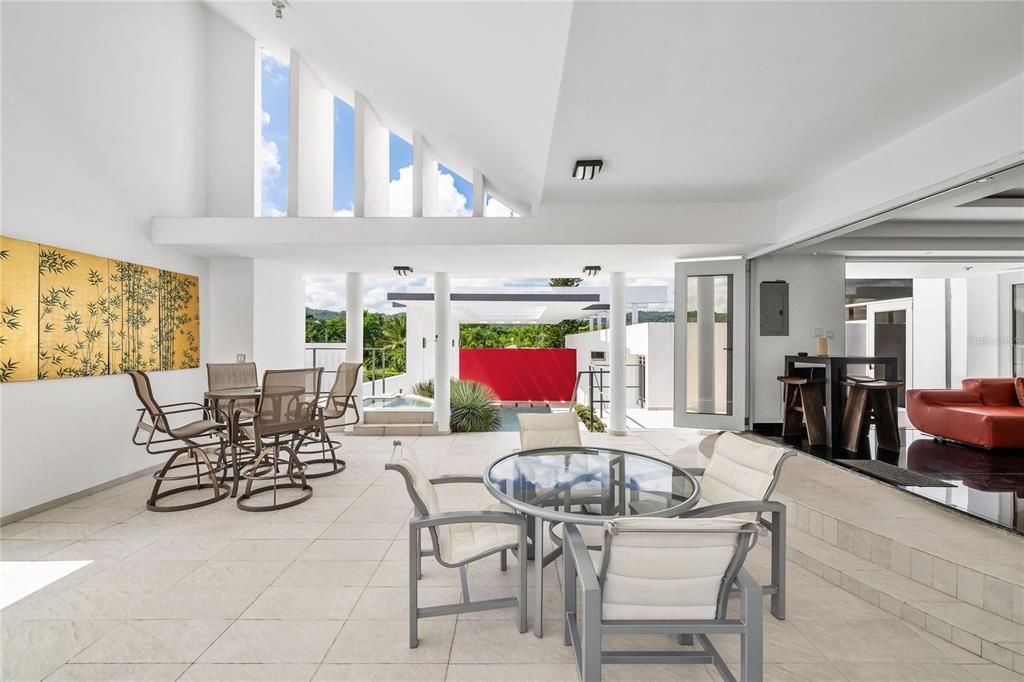 En Venta: $1,425,000 (5 camas, 4 baños, 4300 Pies cuadrados)