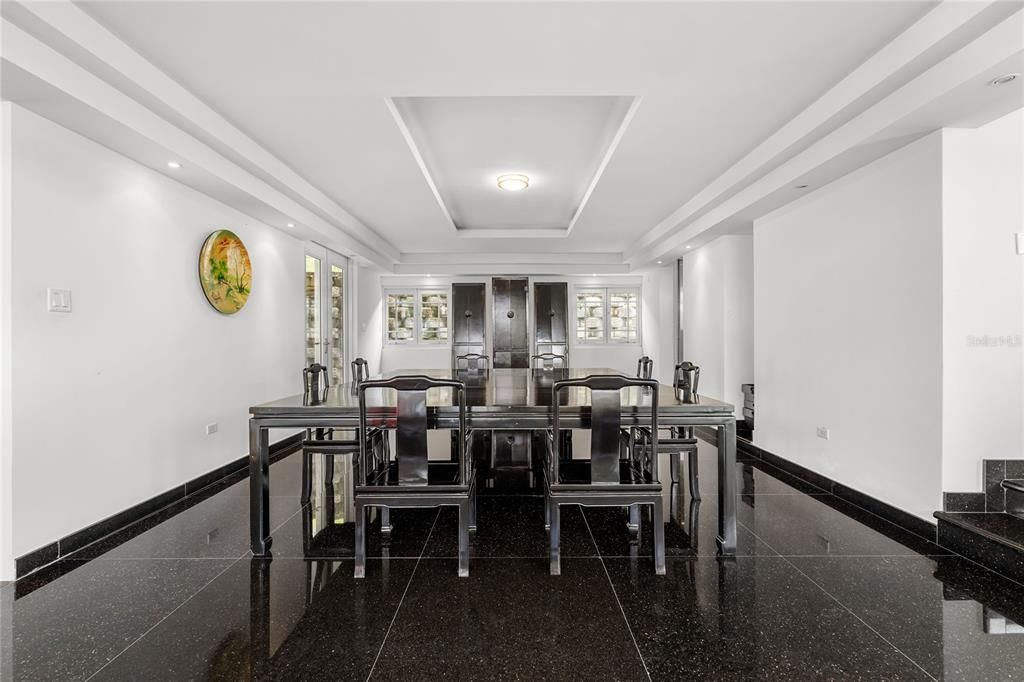 En Venta: $1,425,000 (5 camas, 4 baños, 4300 Pies cuadrados)