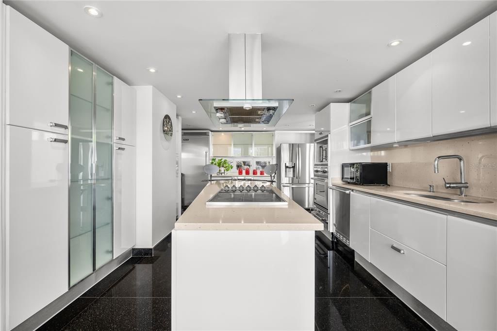 En Venta: $1,425,000 (5 camas, 4 baños, 4300 Pies cuadrados)