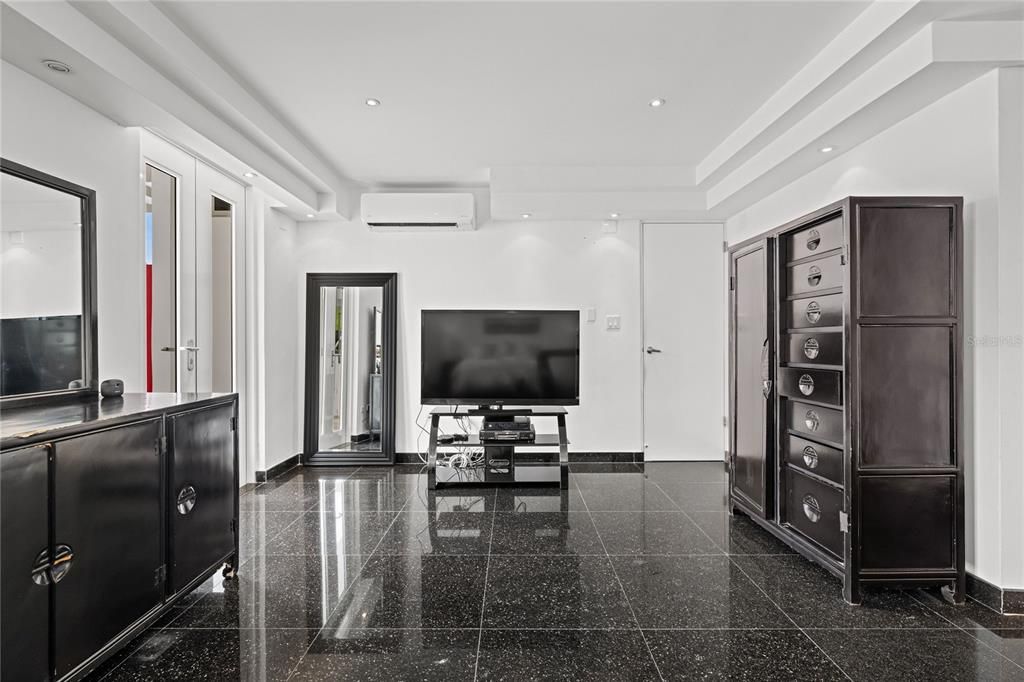 En Venta: $1,425,000 (5 camas, 4 baños, 4300 Pies cuadrados)