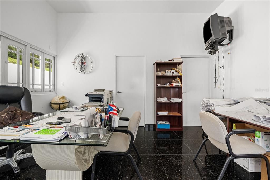 En Venta: $1,425,000 (5 camas, 4 baños, 4300 Pies cuadrados)