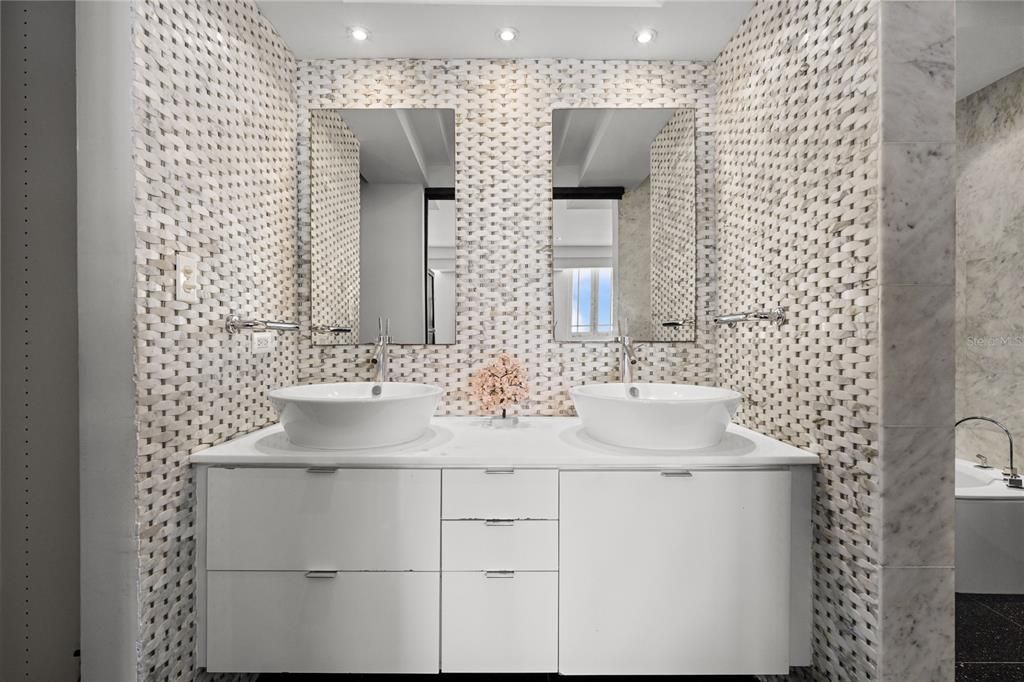 En Venta: $1,425,000 (5 camas, 4 baños, 4300 Pies cuadrados)