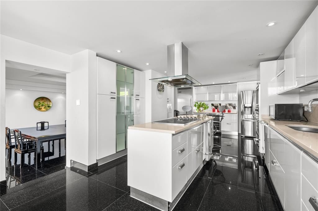 En Venta: $1,425,000 (5 camas, 4 baños, 4300 Pies cuadrados)