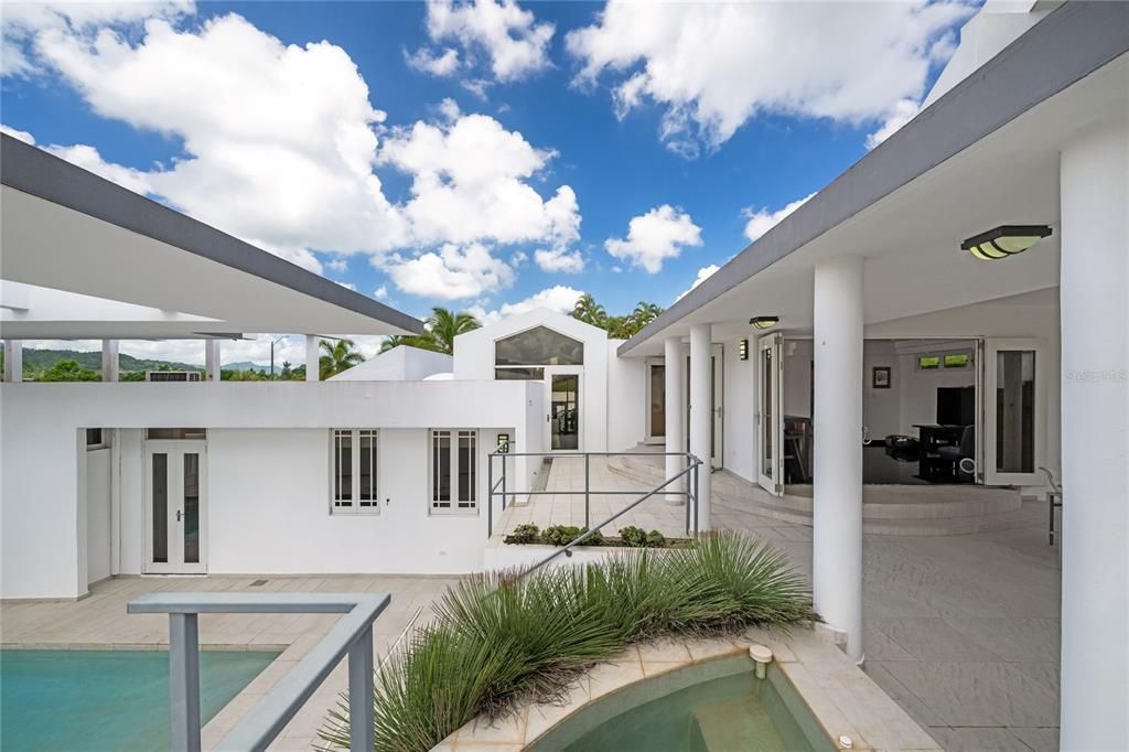 En Venta: $1,425,000 (5 camas, 4 baños, 4300 Pies cuadrados)