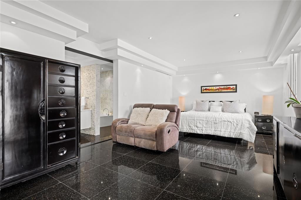 En Venta: $1,425,000 (5 camas, 4 baños, 4300 Pies cuadrados)