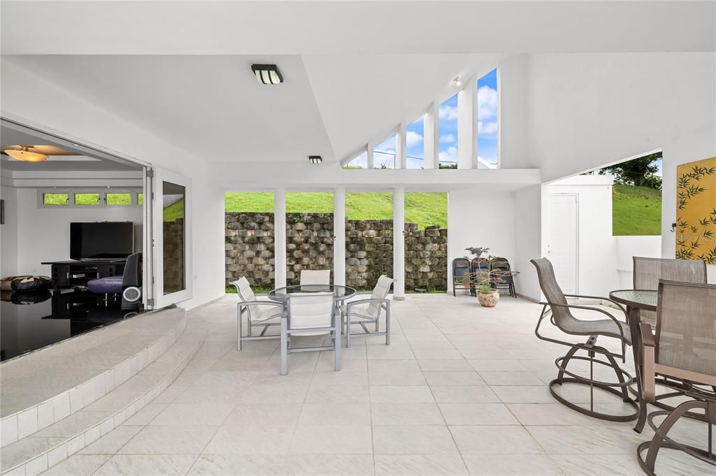 En Venta: $1,425,000 (5 camas, 4 baños, 4300 Pies cuadrados)