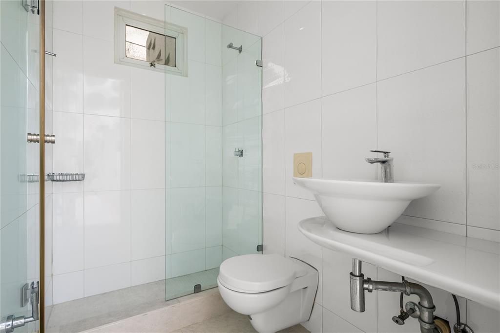 En Venta: $1,425,000 (5 camas, 4 baños, 4300 Pies cuadrados)