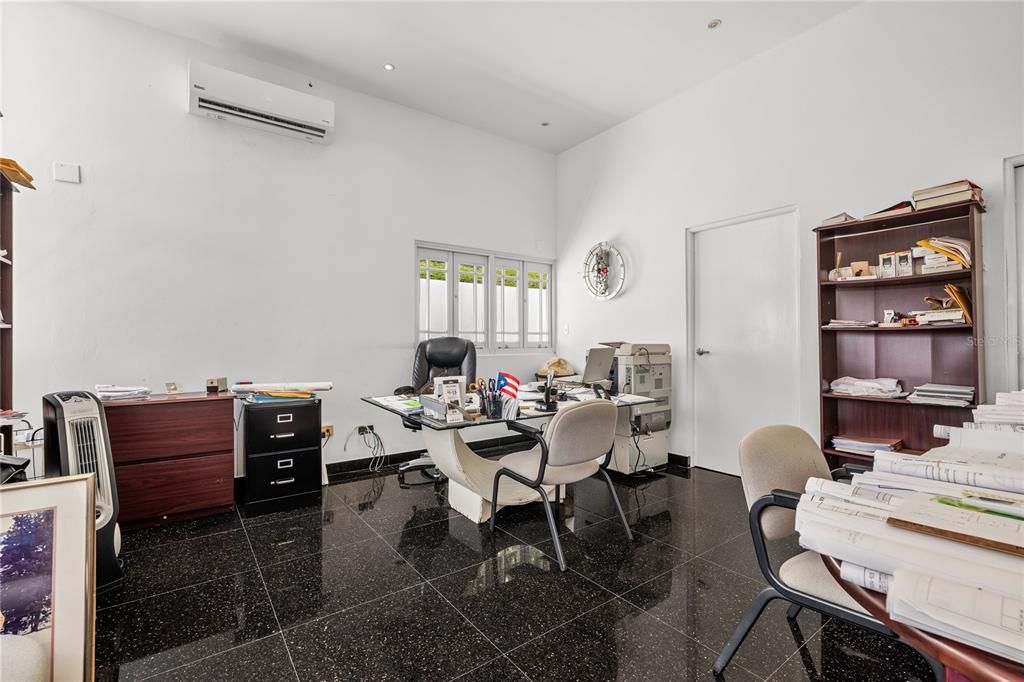 En Venta: $1,425,000 (5 camas, 4 baños, 4300 Pies cuadrados)